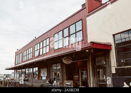 Portland, Maine - 26. September 2019: Restaurant und Pier im alten Hafen von Portland, Maine. Stockfoto