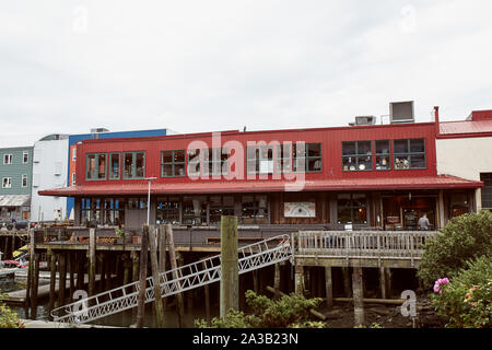 Portland, Maine - 26. September 2019: Restaurant und Pier im alten Hafen von Portland, Maine. Stockfoto