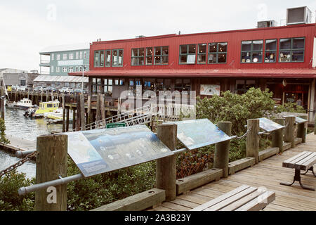 Portland, Maine - 26. September 2019: Restaurant und Pier im alten Hafen von Portland, Maine. Stockfoto