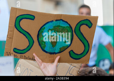 Schule Streik für Klima, SOS-Board in studentische Hand; Freitag für die Zukunft; Lecce am 27. September 2019 Stockfoto