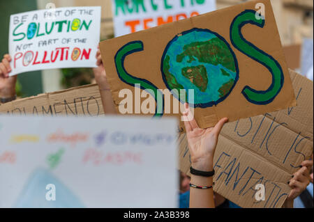 Schule Streik für Klima, SOS-Board in der Hand; Freitag für die Zukunft; Lecce am 27. September 2019 Stockfoto