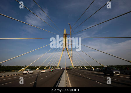 DELHI, INDIEN, September 01, 2019: Blick auf die Signatur Brücke über den Yamuna-fluss in Neu Delhi gebaut wird, Stockfoto