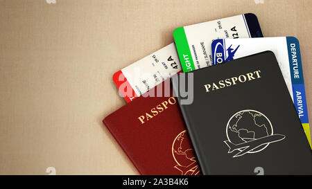 Schwarze und rote Pässe und Flugtickets. 3D-Darstellung. Stockfoto