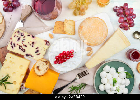 Wein- und Käseplatte, Verkostung und koppeln. Ein Sortiment von verschiedenen Arten von Käse und ein Glas Wein, Schuß von der Oberseite Stockfoto