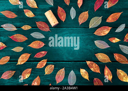 Herbst Weinprobe Einladung. Lebendige Herbstlaub auf einem dunklen Hintergrund, eine Flach design Vorlage für eine Weinprobe banner Stockfoto
