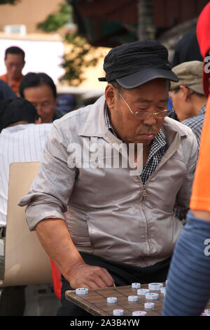 Männer spielen Brettspiele draußen im Park in Seoul, Südkorea Stockfoto