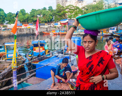 Indische Menschen arbeiten in Sassoon Docks in Mumbai Indien Stockfoto