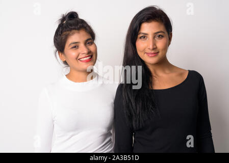 Zwei glückliche junge schöne Persische Frauen zusammen lächeln Stockfoto