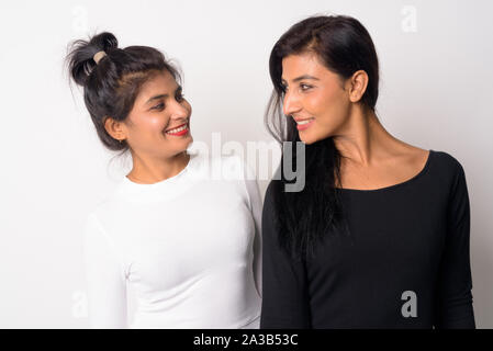 Zwei glückliche junge schöne Persische Frauen lächelnd und an jedem anderen Suchen Stockfoto