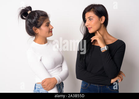 Zwei junge schöne Persische Frauen an jedem anderen Suchen Stockfoto