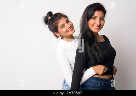Zwei glückliche junge schöne Persische Frauen zusammen umarmen Stockfoto