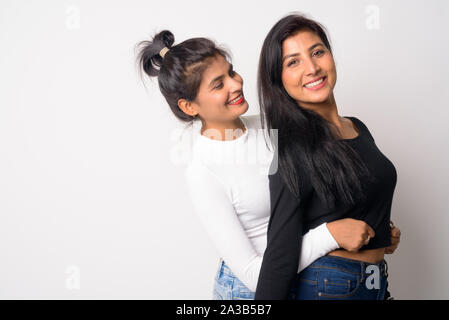 Zwei glückliche junge schöne Persische Frauen zusammen umarmen Stockfoto