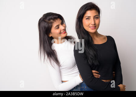Zwei glückliche junge schöne Persische Frauen zusammen umarmen Stockfoto