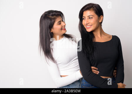 Zwei glückliche junge schöne Persische Frauen umarmen und an jedem anderen Suchen Stockfoto