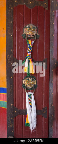 Geflochtene Quasten, die gebetsfahnen für gutes Glück hängen an der Tür zu Norbulingka, dem ehemaligen Sommerpalast des Dalai Lama in Lhasa, Tibet. Stockfoto