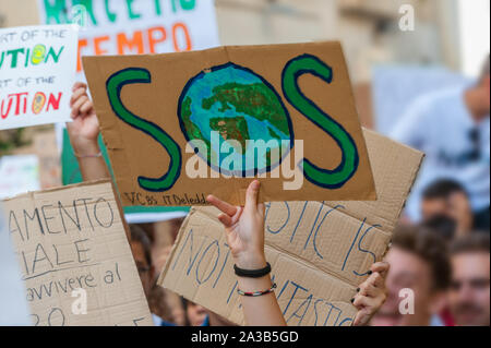 Schule Streik für Klima, SOS-Board; Lecce am 27. September 2019 Freitag für die Zukunft Stockfoto