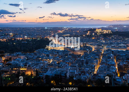 Stadtbild von Athen in Griechenland in der Dämmerung Stockfoto