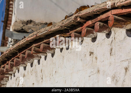 Zerbrochenes Glas embedded für Sicherheit auf einem weiß getünchten Wand mit traditioneller Architektur in der Hauptstadt Lhasa, Tibet. Stockfoto