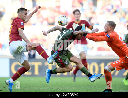 (191007) - Rom, Oktober 7, 2019 (Xinhua) - Roma's Nikola Kalinic (L) Mias mit Cagliari Fabio Pisacane (C) und Torhüter Patrick Robin Olsen (R) während einer Serie ein Fußballspiel zwischen Roma und Cagliari in Rom, Italien, Oktober 6, 2019. (Foto von Augusto Casasoli/Xinhua) Stockfoto