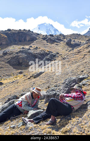 Reiter in der traditionellen Quechua Kleid nach Spuren durch die Anden. Ausangate Trail, Cusco, Peru Stockfoto