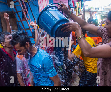 Indische Menschen feiern während Janmashtami Festival in Mumbai Indien Stockfoto