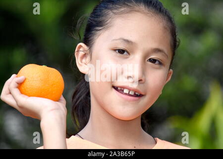 Lächelnd Weiblich mit einem orangefarbenen Stockfoto