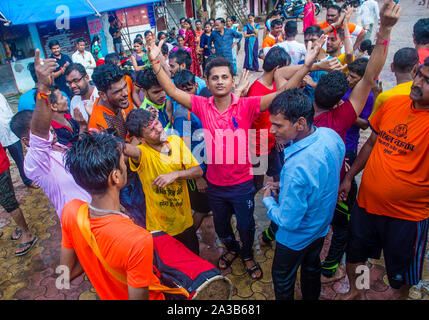 Indische Menschen feiern während Janmashtami Festival in Mumbai Indien Stockfoto