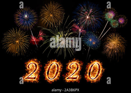 Frohes Neues Jahr 2020 Briefe mit schein, Feuer und Feuerwerk auf schwarzem Hintergrund Stockfoto