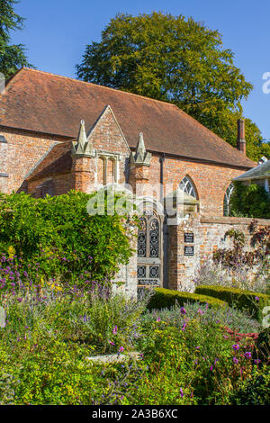 20. September 2019 die ummauerten viktorianischen Garten mit St. Paul's Kapelle auf dem Gelände der Stanstead Haus Herrenhaus in der South Downs National Park in Stockfoto