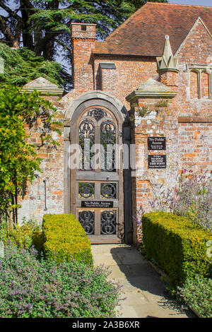 20. September 2019 die ummauerten viktorianischen Garten mit St. Paul's Kapelle auf dem Gelände der Stanstead Haus Herrenhaus in der South Downs National Park in Stockfoto