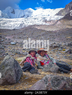 Reiter in der traditionellen Quechua Kleid nach Spuren durch die Anden. Ausangate Trail, Cusco, Peru Stockfoto