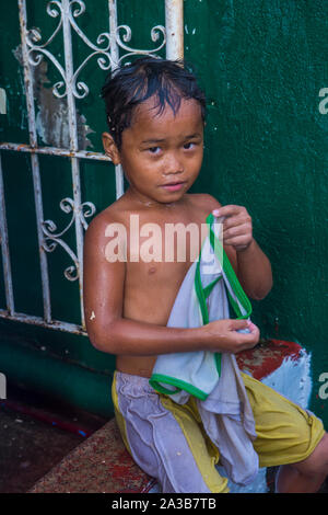 Ein Kind spielt während des Higantes-Festivals in Angono Philippinen mit Wasser Stockfoto