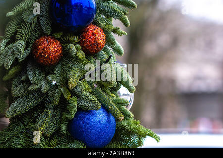 Nahaufnahme. Weihnachten Dekorationen und Lichter. Stockfoto