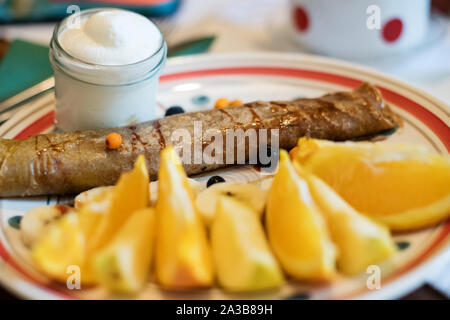 Süße Pfannkuchen mit Orangen und Schokoladensauce Stockfoto