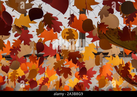 Festliche Dekoration mit bunten Blätter im Herbst. Herbst - Hintergrund. Stockfoto