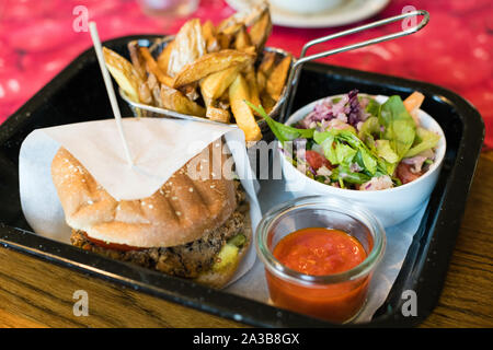 Vegane Burger mit Pommes Frites und Salat Stockfoto