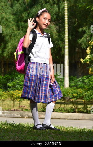 Okay Katholische asiatischen Mädchen Schüler tragen Schuluniform mit Notebooks Stockfoto