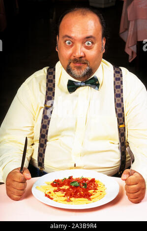 Fat man essen Pasta Stockfoto
