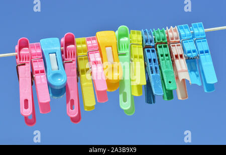 Hintergrund der farbigen Wäscheklammern auf Draht Stockfoto