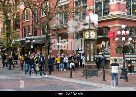 Massen von Menschen die Bilder mit ihren Mobiltelefonen der Steam Clock in Gastown Vancouver Kanada. Stockfoto