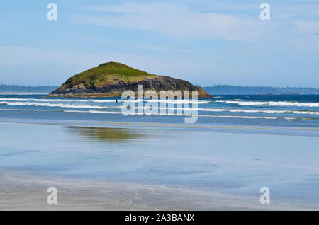 Pazifische Wellen in Long Beach, British Columbia, Kanada. Westküste von Vancouver Island in der Nähe von Tofino. Lovekin Rock in Long Beach, BC. Stockfoto