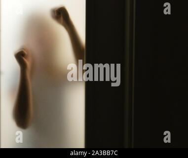 Girl silhouette hinter Milchglas Stockfoto