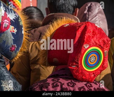 Eine tibetische Frau in einem seidenen Hut mit roten Fuchs Fell abgefüttert namens Lhakkya shamo, oder Nomad's Hut, in Lhasa, Tibet. Ein UNESCO Weltkulturerbe. Stockfoto