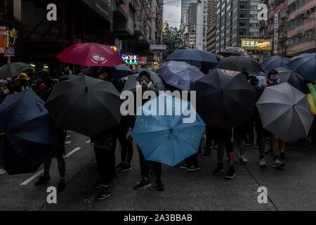 Hongkong, China. 06 Okt, 2019. Die Demonstranten auf die Straße während der Demonstration besetzen. Demonstranten gingen gegen die Anti-mask Gesetz zu demonstrieren. Hong Kong's Chief Executive Carrie Lam aufgerufen, die Verwendung der Notfall Verordnungen Verordnung (ERO), mit denen die Regierung den Einsatz von Masken in öffentlichen Versammlungen zu verbieten. Credit: SOPA Images Limited/Alamy leben Nachrichten Stockfoto