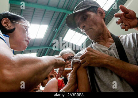 Manila, Philippinen. 7 Okt, 2019. Ein älterer Mann erhält ein kostenloses Impfstoff während der Messe Immunisierung für Senioren in Manila, Philippinen, 7. Oktober, 2019. Die philippinische Abteilung der Gesundheit und der örtlichen Regierung von Manila geimpft Mehr als 500 Senioren gegen Lungenentzündung und Grippe Krankheiten. Credit: rouelle Umali/Xinhua/Alamy leben Nachrichten Stockfoto