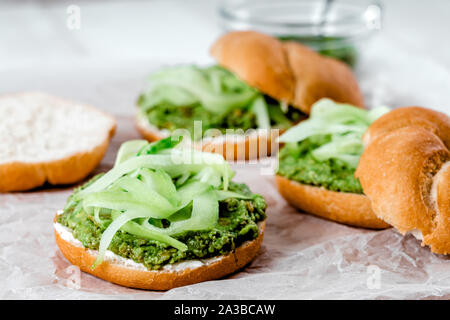 Griechische Avocado Sandwiches mit in Scheiben geschnittenen Gurken Stockfoto