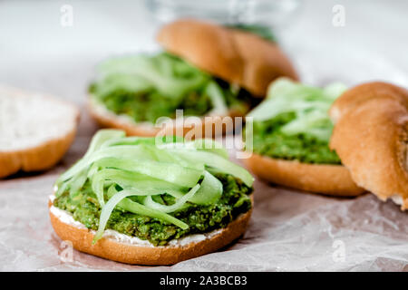 Griechische Avocado Sandwiches mit in Scheiben geschnittenen Gurken Stockfoto