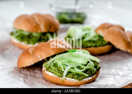 Griechische Avocado Sandwiches mit in Scheiben geschnittenen Gurken Stockfoto