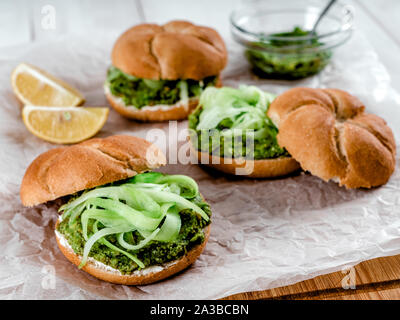 Griechische Avocado Sandwiches mit in Scheiben geschnittenen Gurken Stockfoto