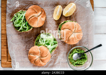 Griechische Avocado Sandwiches mit in Scheiben geschnittenen Gurken Stockfoto